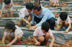 윤장현 광주시장, 배추모종 텃밭에서 어린이들과 구슬땀