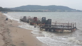 전남 무안 홀통유원지 폐 바지선 방치…청정 무안 먹칠