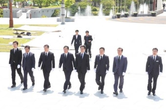 더불어민주당 부산·경남 당선인 광주 5·18 묘역 참배
