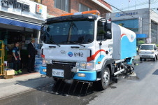 남해군, 도로 청소차 도입...미조면서 첫 시연회