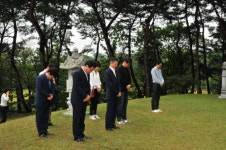 허진호 감독 남양주 덕혜옹주묘 참배