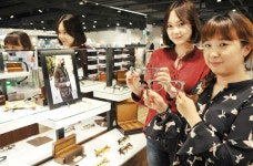 롯데백화점 대구, 가을 빛깔 원목소재 안경 선봬