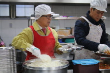 조병돈 이천시장, 경로당 배식자로 변신