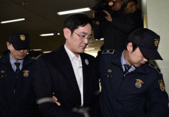 구속 후 첫 특검 출석 이재용, 말없이 조사실로