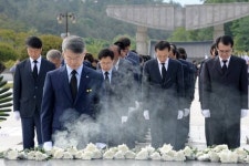 [포토] 민형배 광산구청장 국립5·18묘지 참배