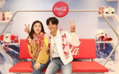 [우리모두뉴스] 김연아 선수와 연예인 박보검 씨가 '코카콜라 자이언트 자판기' 앞에서 사진을?