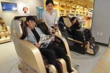 롯데백화점 가정의달 맞아 안마의자 인기