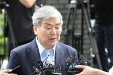 10번째 포토라인 조양호 회장 일가, 무비판적 여론몰이 우려