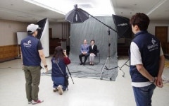 [우리모두뉴스] 세기P&C가 서울 신당종합사회복지관의 어르신들께 장수사진을 찍어드렸어요