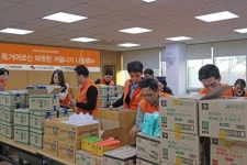 한화손보, 마포어르신돌봄통합센터에 보양식 키트 전달