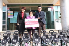 하동군-KT, 청암면 홀로 어르신 사랑의 쇼핑카트 전달