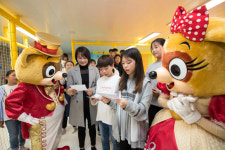 롯데월드 놀 권리 약속…남원중앙초등학교에 놀이교실 선물