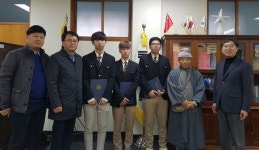 보령주산면 용주사 환원 스님, 대천고 학생들에게 장학금 전달