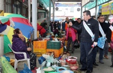 김동일 보령시장, 설 명절 앞두고 전통수산시장 상인 격려
