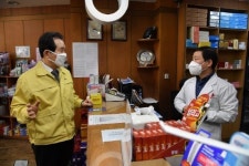 정세균 총리, 대구시 마스크 판매 현장 점검
