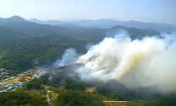 산림청, 경북 울진군 울진읍 신림리 산불 총력 진화 중