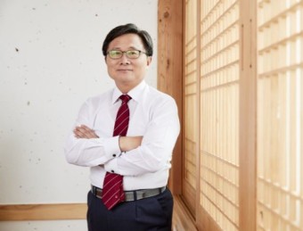 전호환 전 부산대총장 '가덕신공항 추진기금 마련 서예전'