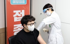 보령시, 코로나19 백신 김완태 보령요양원 원장 1호 접종자