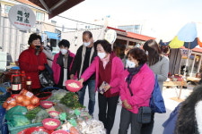 [포토] 포항시새살림회, 흥해시장 대목장 장보기 행사