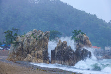 [포토] 신창 일출암을 삼키는 파도