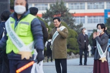 [포토] 박경귀 아산시장, 온양고와 아산고 수능 현장 방문 수험생 격려