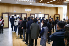 [포토] 포항지역 조합장투표소 긴줄 늘어서