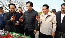 백성현 논산시장, 논산 찾은 정황근 농식품부 장관과 딸기 농가 방문
