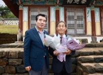 김동일 보령시장, 올해 토정 이지함 상에 대천1동 조명제 씨 선정 표창패 전달