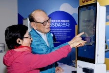키오스크 사용? 어렵지 않아요…에스원, 시니어 디지털 체험센터 개소