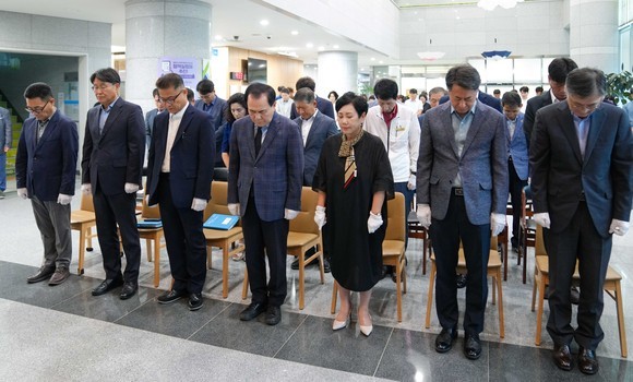 서이초 교사 추모식, 순직 1주기 열려 감동과 존경 전해져