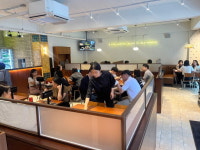 [르포] 치킨은 야식?…직영점으로 브런치 도전 노랑통닭 강남구청 직영점 가보니