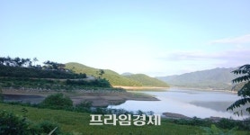 보령시 청천호 둘레길 바닥 드러나며 수위 급격히 하락