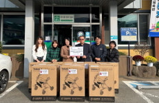 [포토] 한국도로공사 강진광주건설사업단, 영암에 보조 보행기 10대 기부