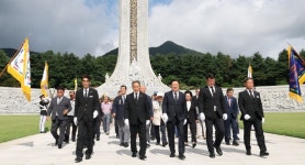 [포토] 이장우 대전시장, 제80주년 광복절 맞아 국립대전현충원 참배