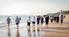 보령시, 언론인들과 함께 노을빛 대천해수욕장서 해변 맨발 걷기 행사 열려