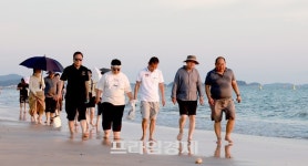 보령시, 언론인들과 함께 노을빛 대천해수욕장서 해변 맨발 걷기 행사 열려