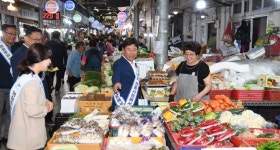 박정현 부여군수, 추석 앞두고 전통시장 방문…민생경제 회복에 최선