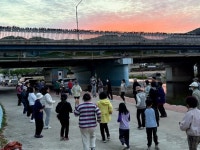 상주시 북천의 저녁 건강하게 뛴다···걷기·러닝 열풍으로 시민 활력 충전