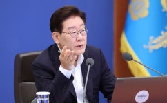李 