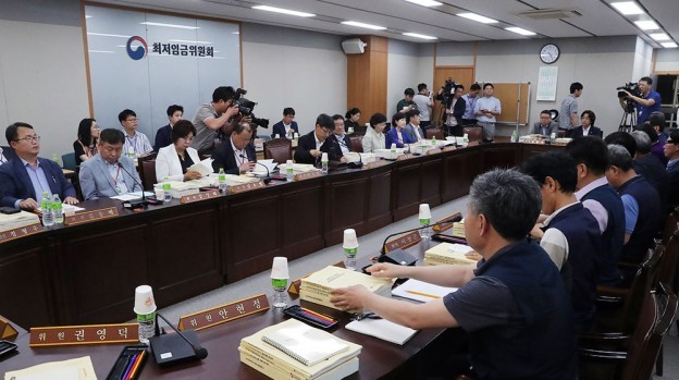 노사 간 최저임금 논의, 최저임금위원회 검토 중