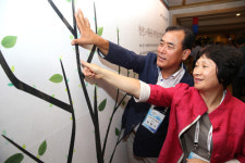 일자리 창출약속나무에 손도장 열매 주렁주렁