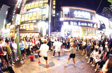 [홍대거리] 폭염조차 한수 접는 청춘의 열기