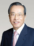 창업 50주년 기념식서 아름다운 퇴진