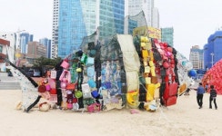 해운대에 등장한 플라스틱 물고기