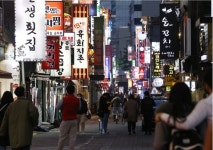 7월부터 수도권 식당·카페·노래방·유흥시설 등 자정까지 영업 허용