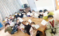 비좁지만 따사로운 사랑방…PC 한 대 더 있으면 행복+