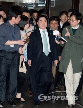 대표실로 들어서는 이석현 위원장