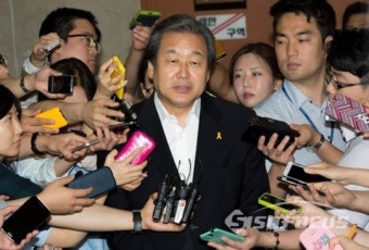 기자회견하는 김무성 의원