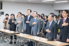 국민의례하는 양원초교 이선재 학교장과 내빈들...