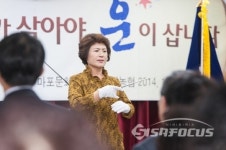 애국가 지휘하는 양원초교 주부학생